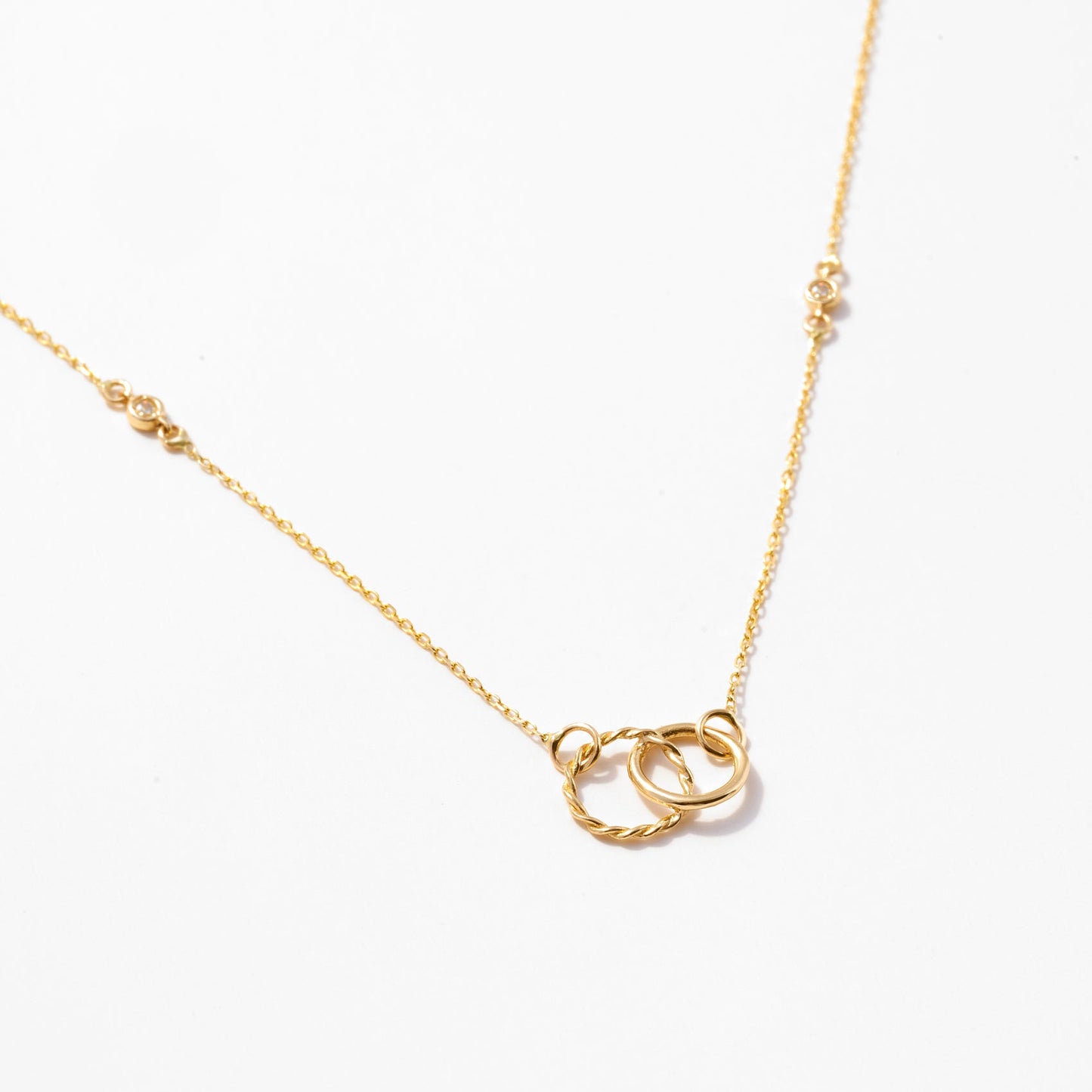 Verschlungene Kreise mit Diamanten-Station Halskette