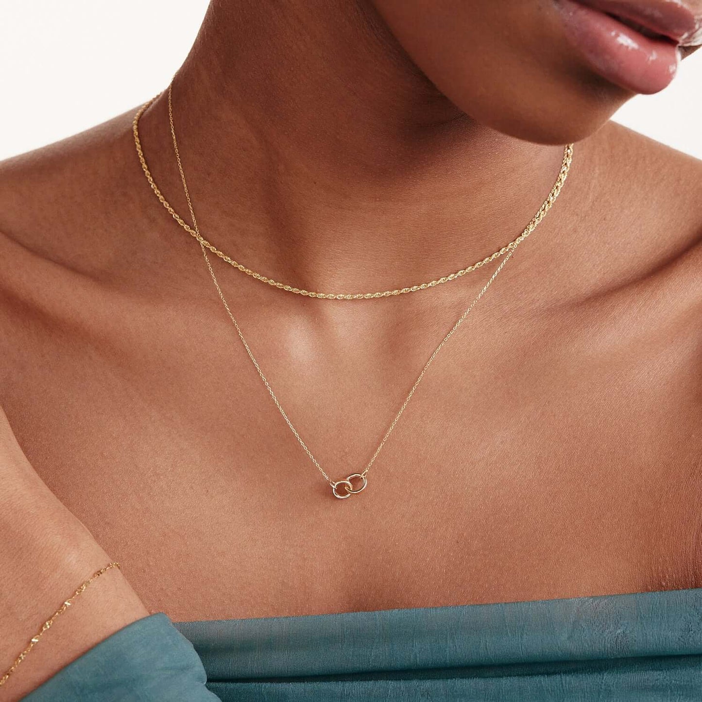 Intertwined circle chain in 585 solid gold
