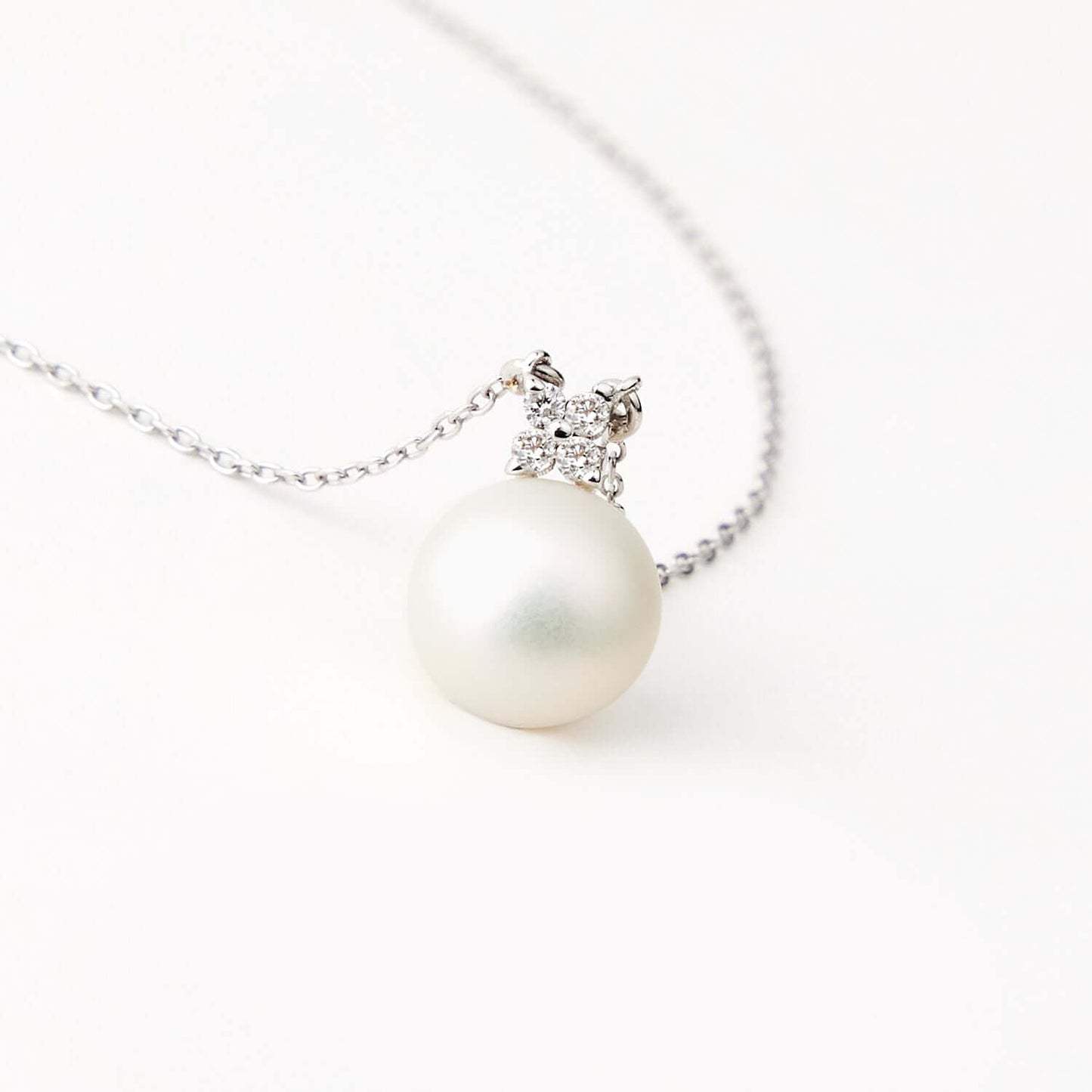 Diamantenblüte und Perlenkette