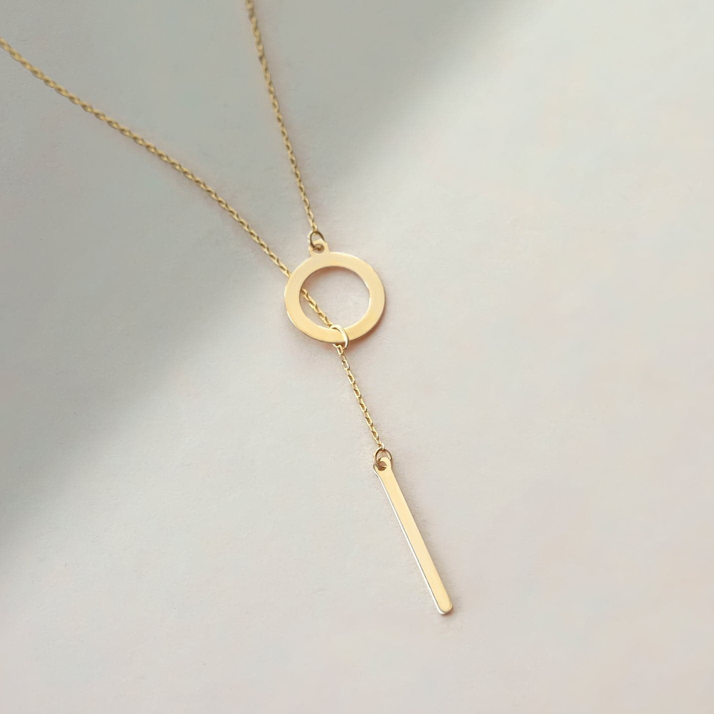 Collier barre verticale et cercle Y en or 18 carats