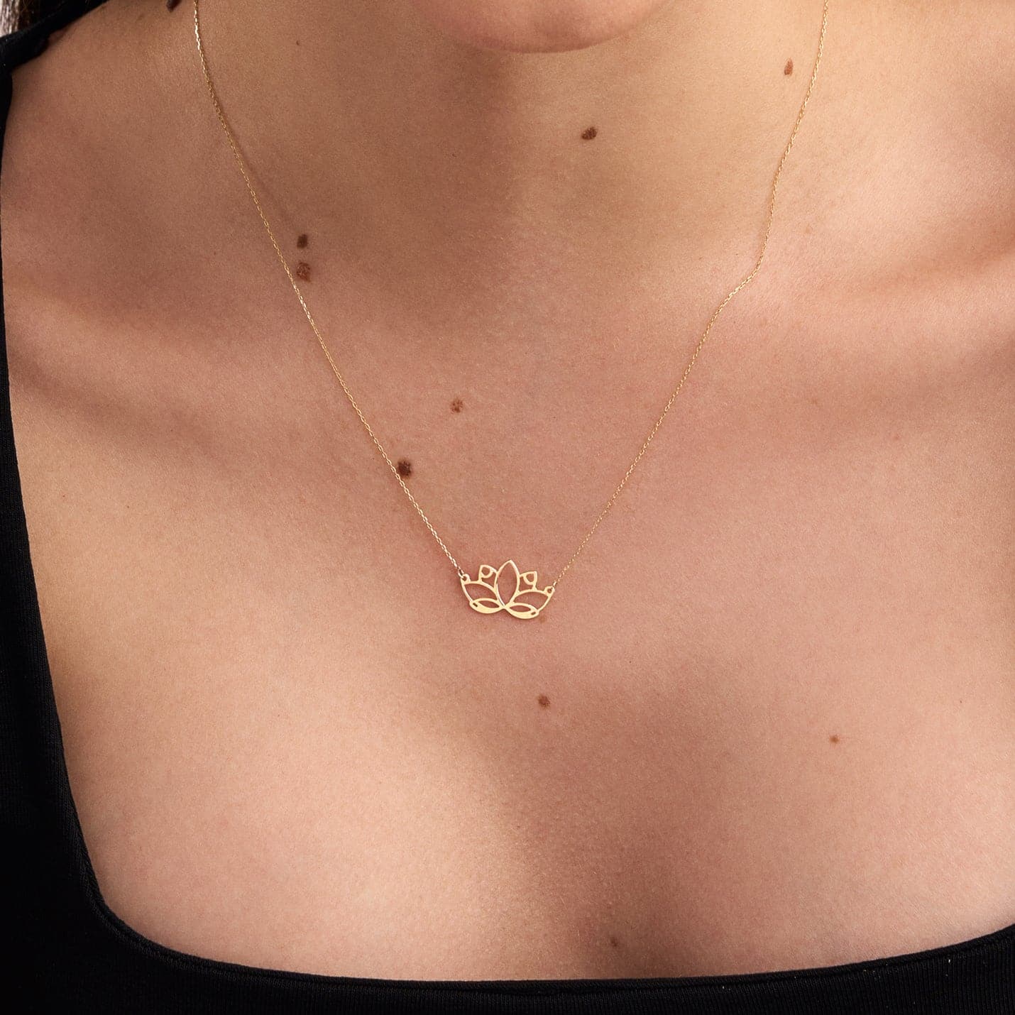Lotus flower pendant necklace made of 585 gold