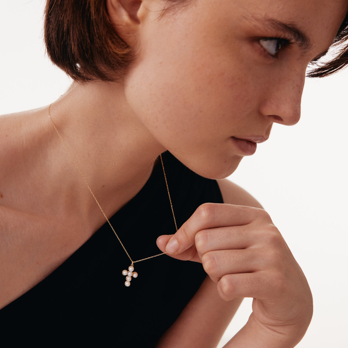 Collier pendentif croix de perles en or 585