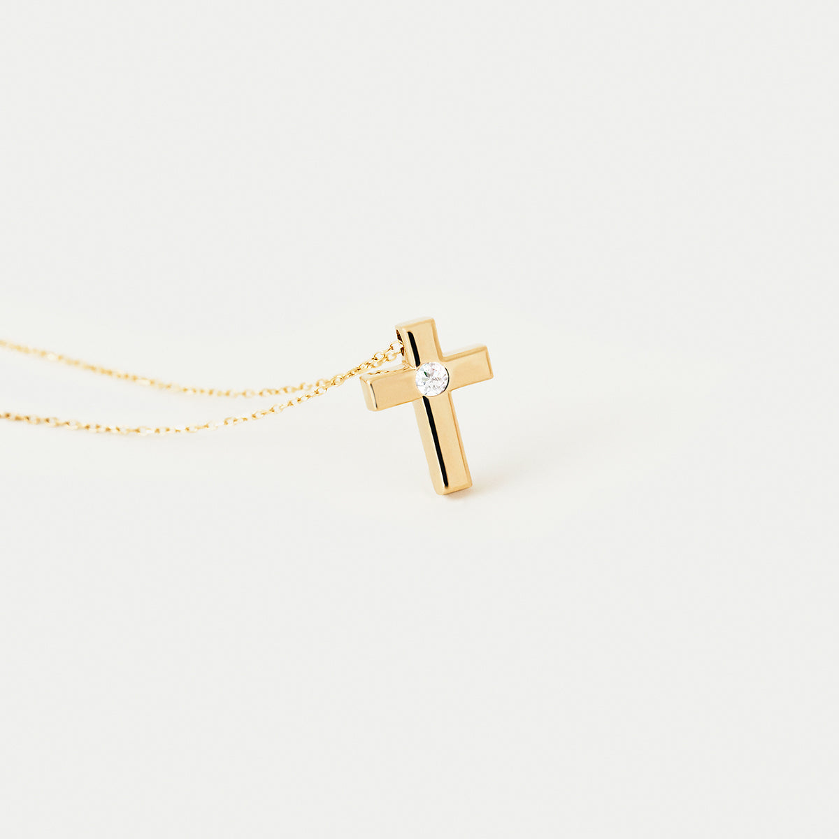 Solitaire diamond cross necklace made of 585 gold