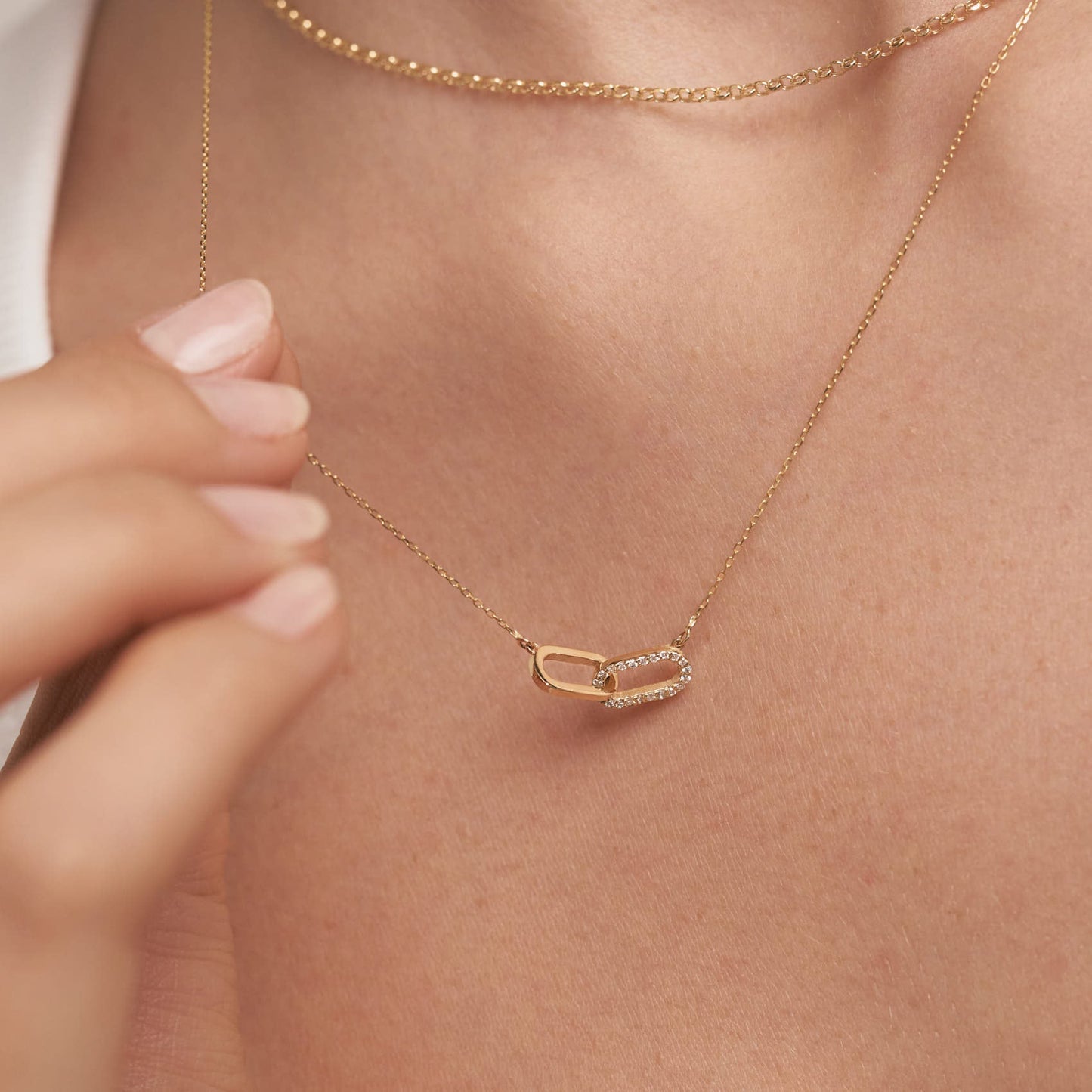 Collier entrelacé trombone diamant en or massif 18 carats.
