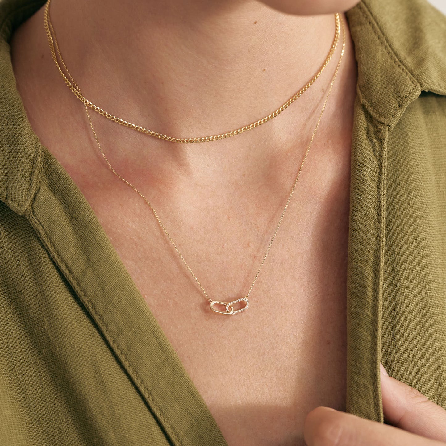 Collier entrelacé trombone diamant en or massif 18 carats.
