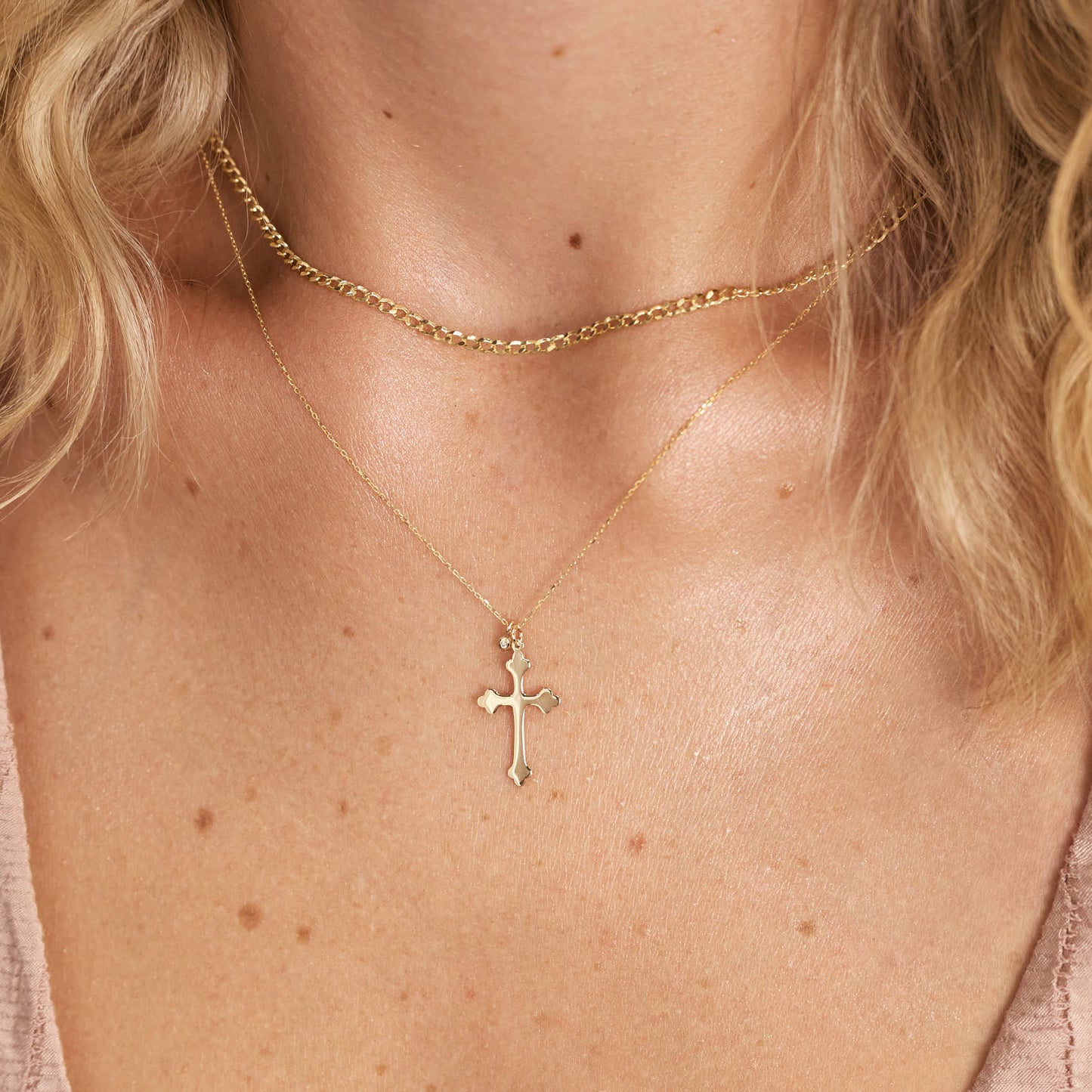 Diamond-studded cross necklace in 585 solid gold