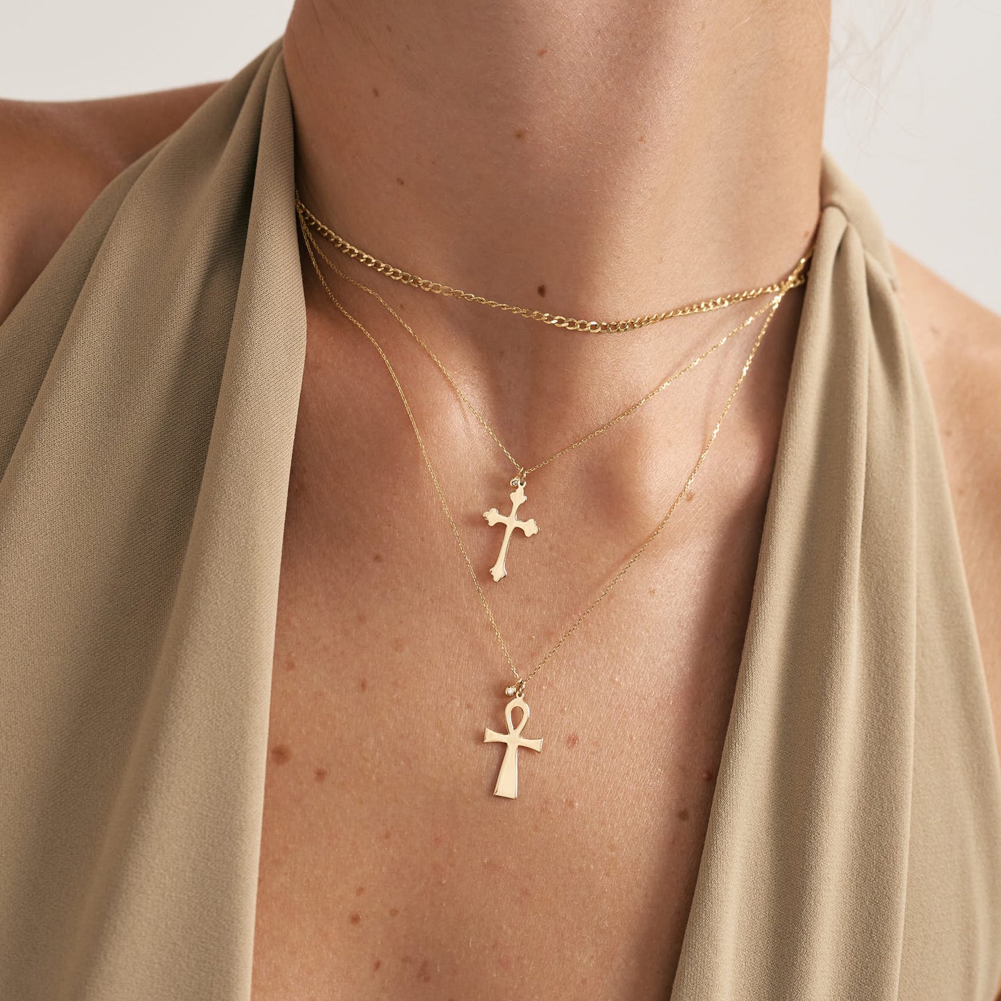 Diamond-studded cross necklace in 585 solid gold