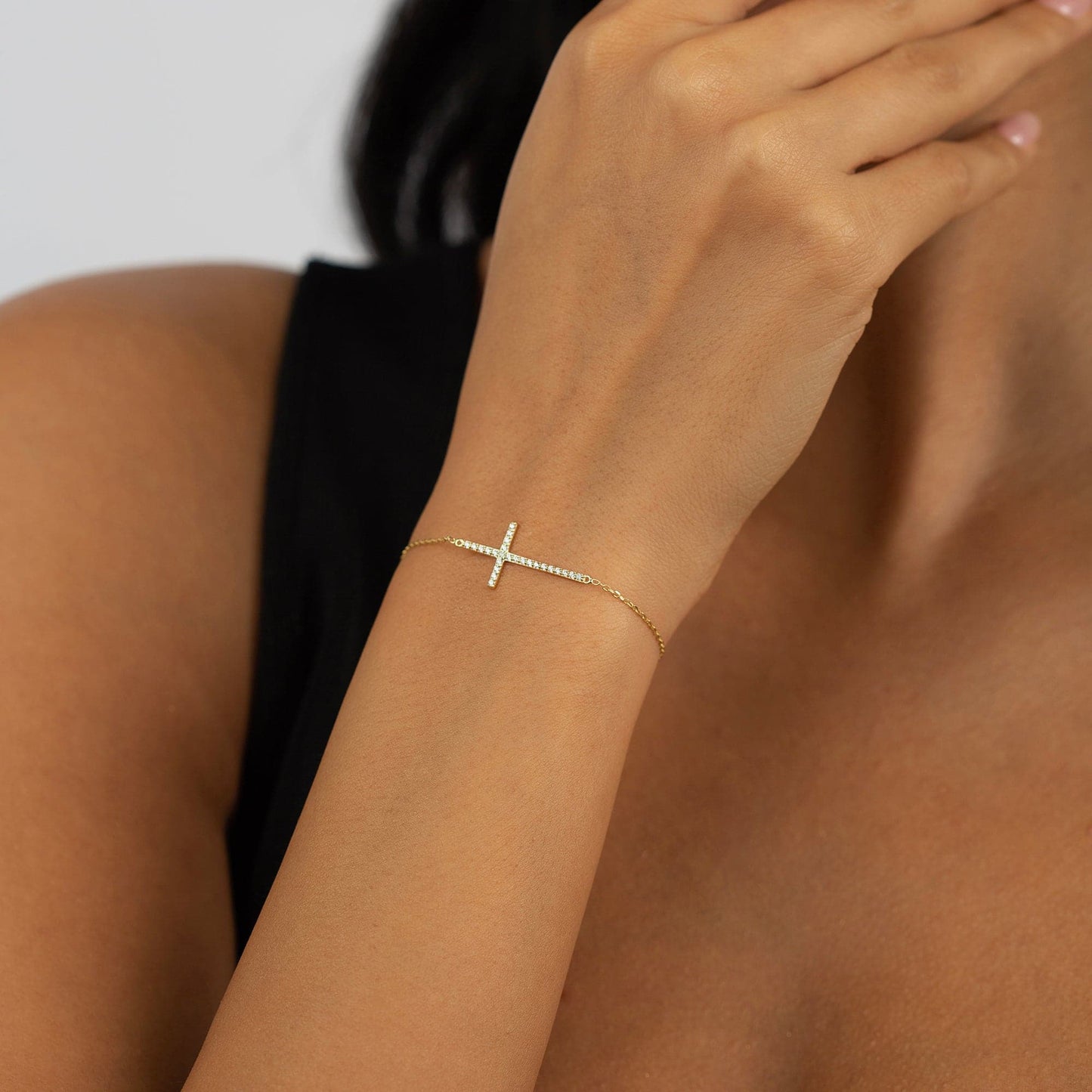 Horizontal cross bracelet made of 585 gold with diamond pave