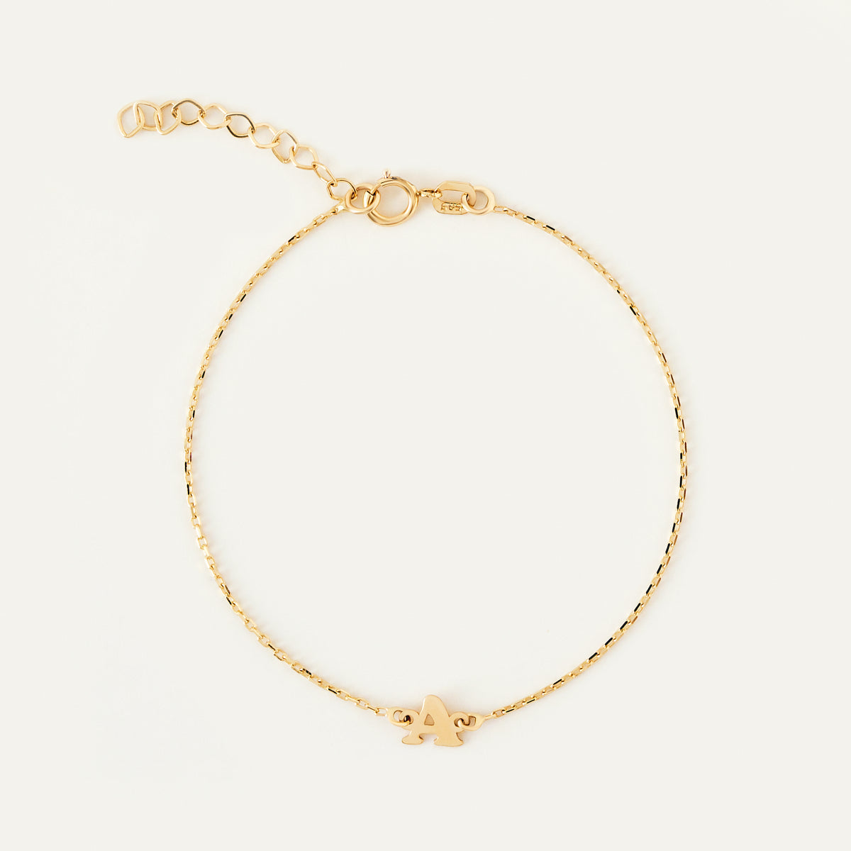 Individuelles Buchstabenarmband