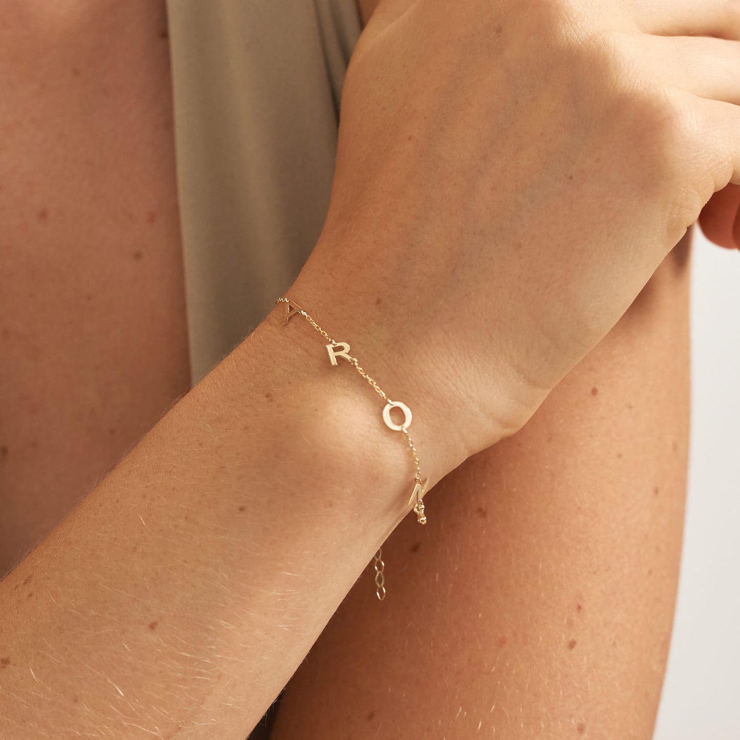 Armband mit Buchstaben
