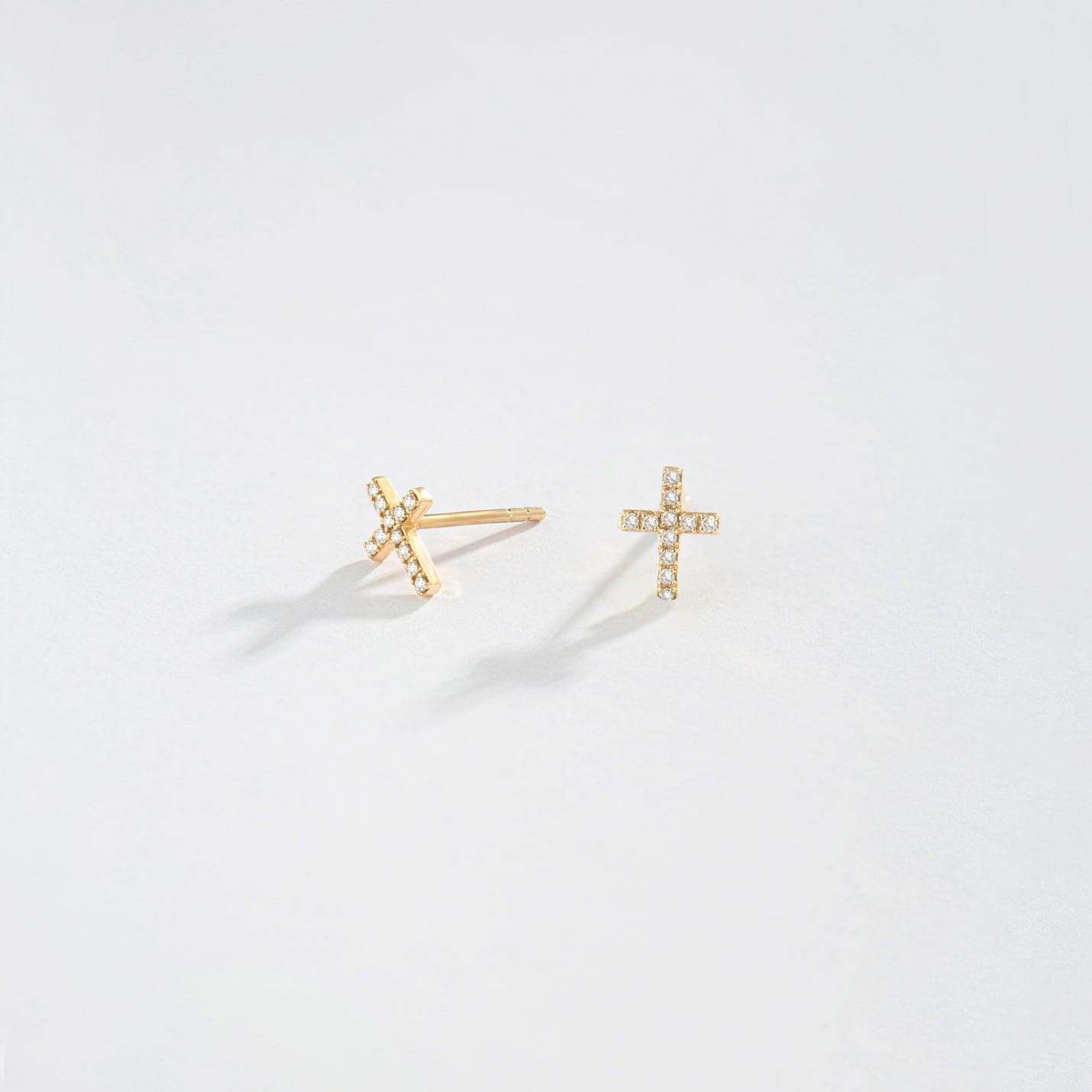 Ohrstecker mit Kreuz und Diamanten