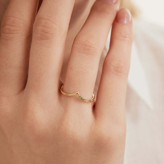 Emerald chevron ring in 585 solid gold