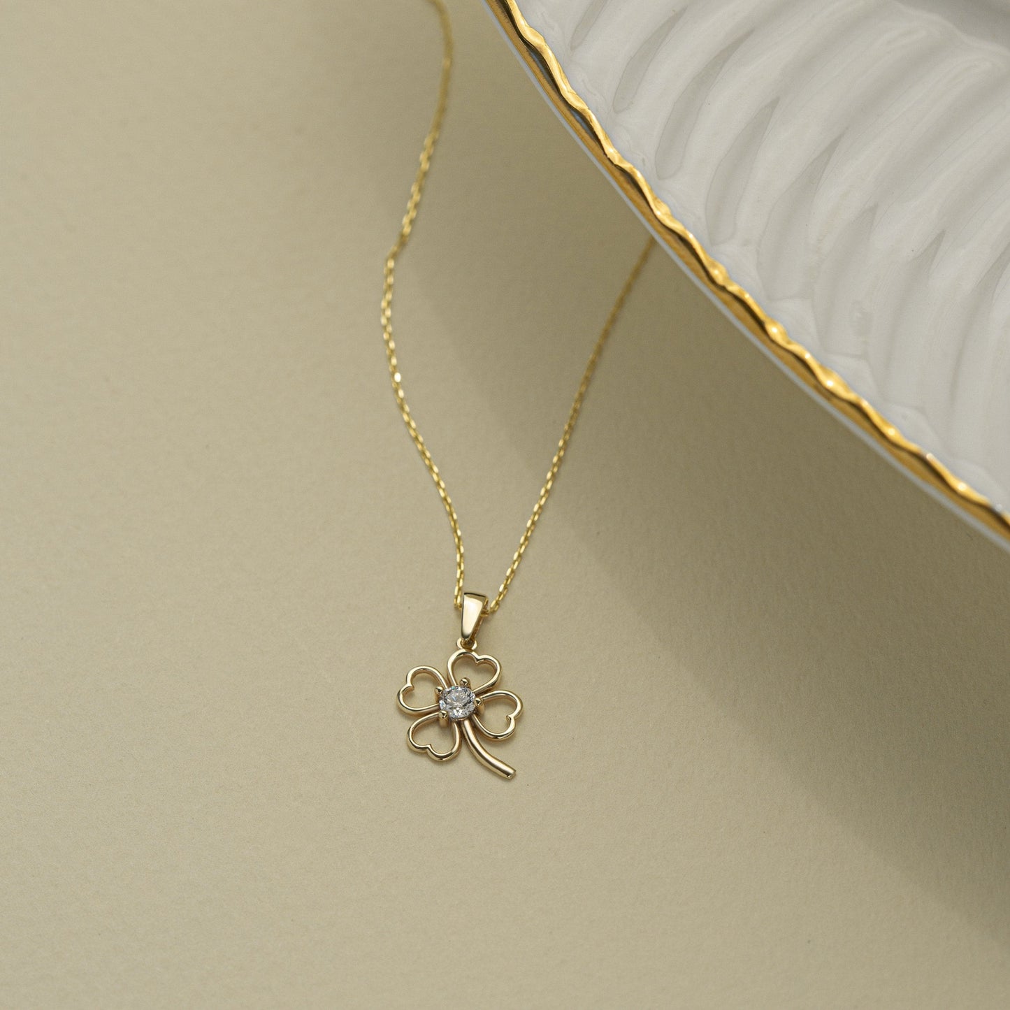 Collier avec pendentif trèfle à quatre feuilles en or 585