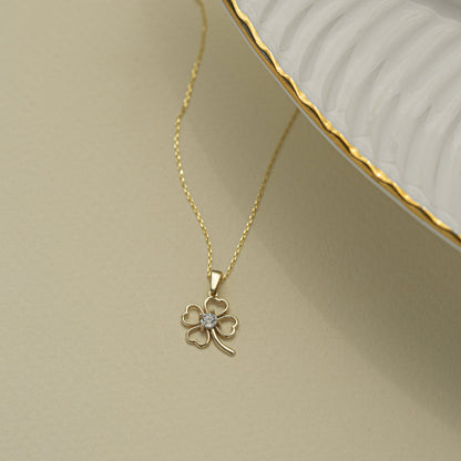 Collier avec pendentif trèfle à quatre feuilles en or 585