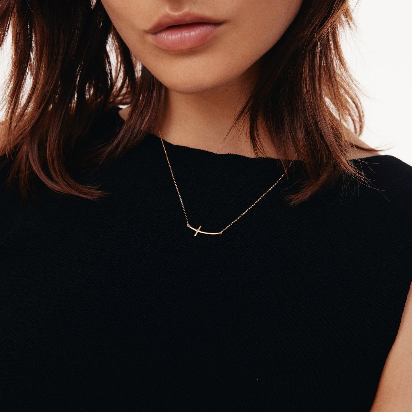 Sideways curved cross necklace made of 585 gold