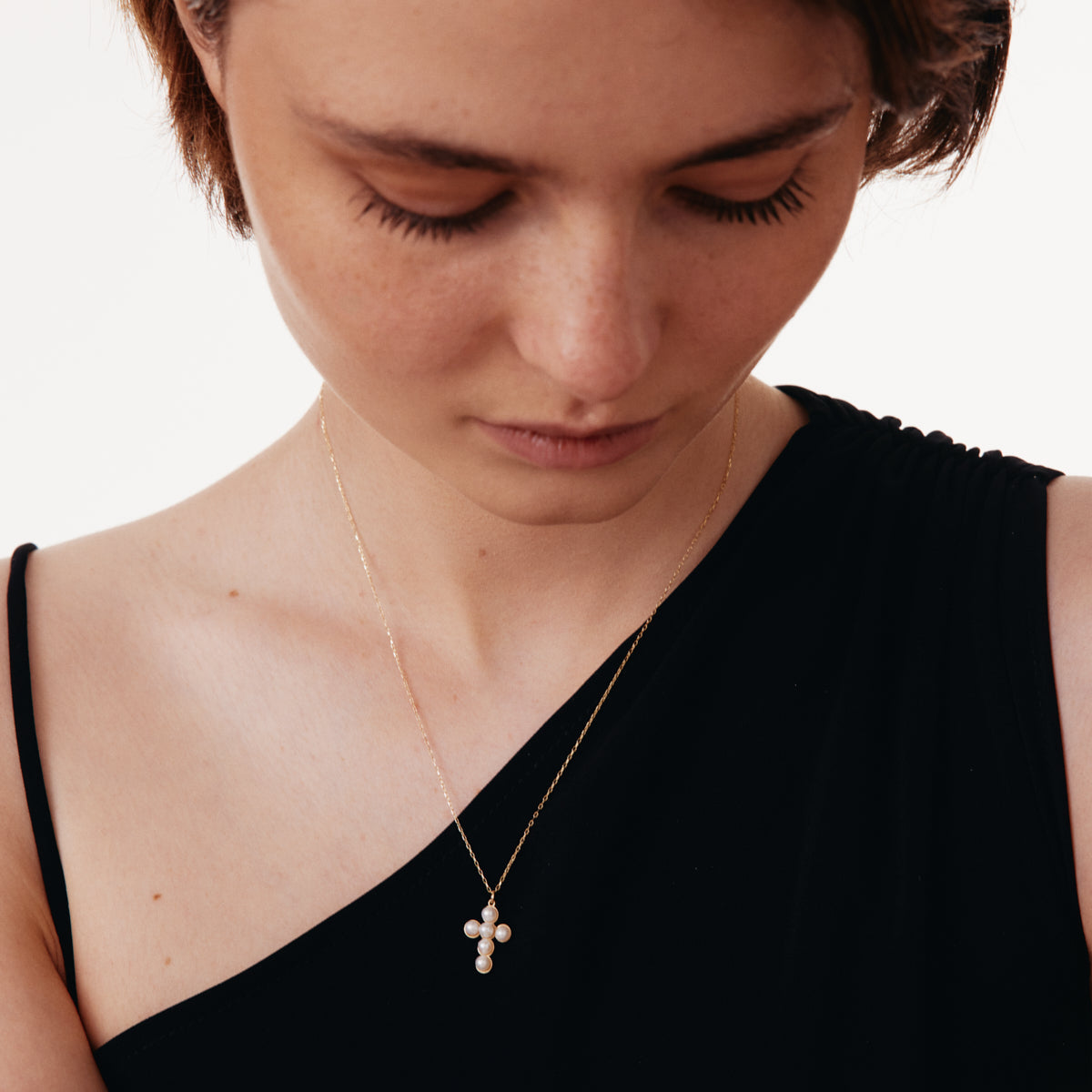 Collier pendentif croix de perles en or 585