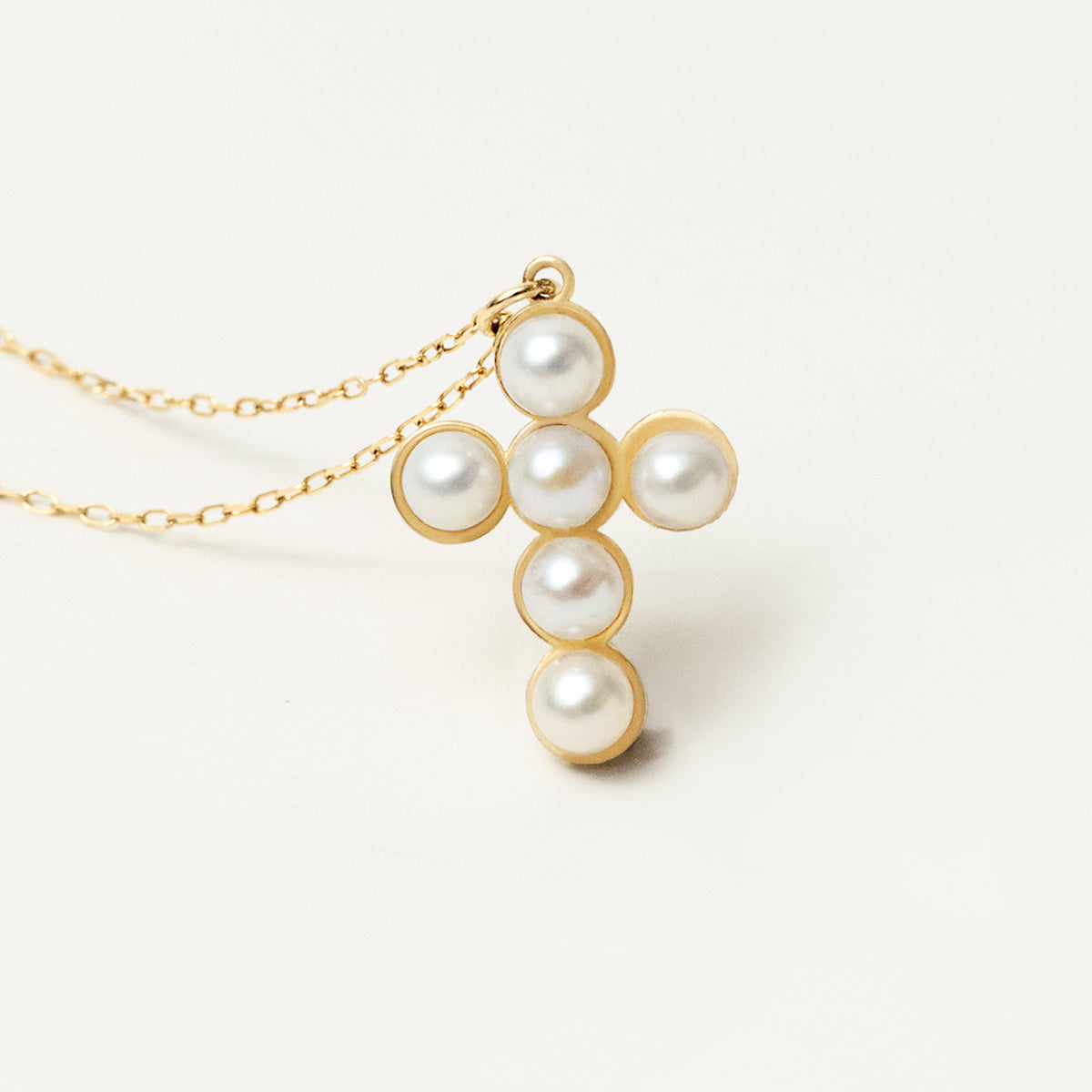 Collier pendentif croix de perles en or 585