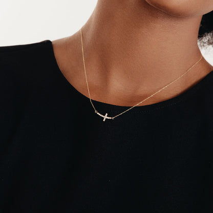 Collier croix courbée en diamants en or 585