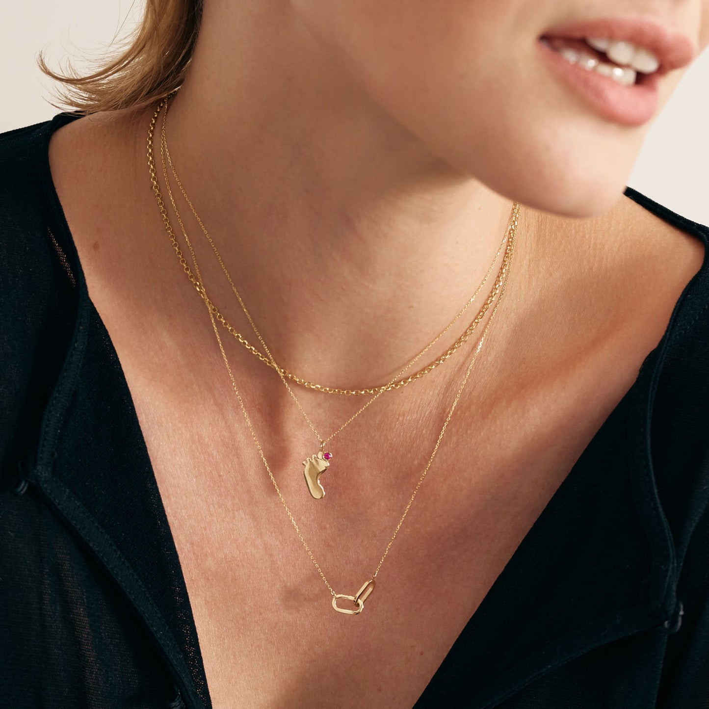 Intertwined link chain made of 585 solid gold
