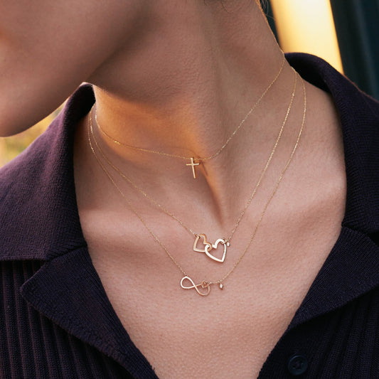 Verschlungene Halskette mit zwei Herzen und Diamant