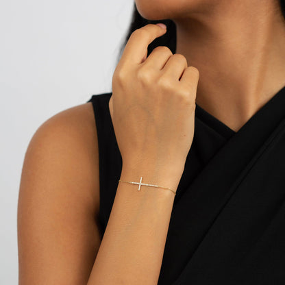 Horizontal cross bracelet made of 585 gold with diamond pave