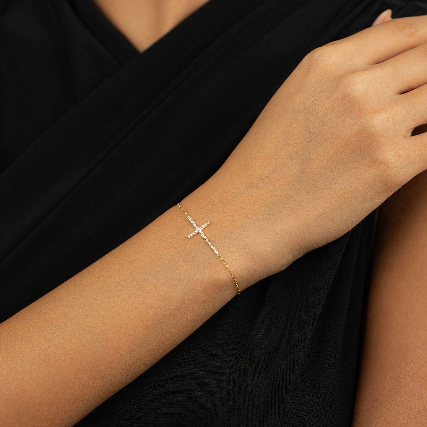 Horizontal cross bracelet made of 585 gold with diamond pave
