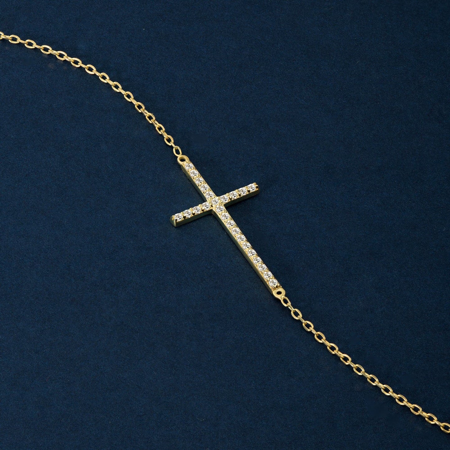 Horizontal cross bracelet made of 585 gold with diamond pave
