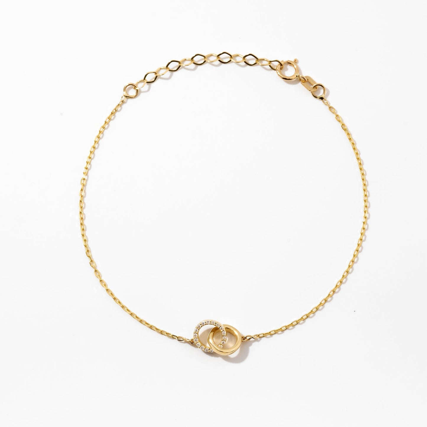 Ineinandergreifendes Kreis-Diamantarmband