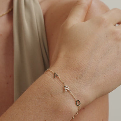 Armband mit Buchstaben